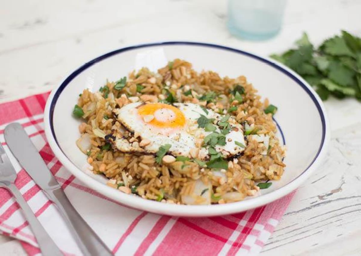 Nasi met Chinese kool, gebakken ei en zoetzure komkommer