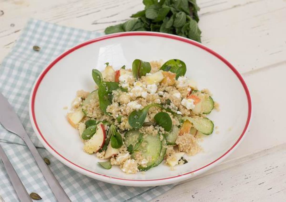 Zomerse salade met couscous, appel, geitenkaas en pompoenpitten 