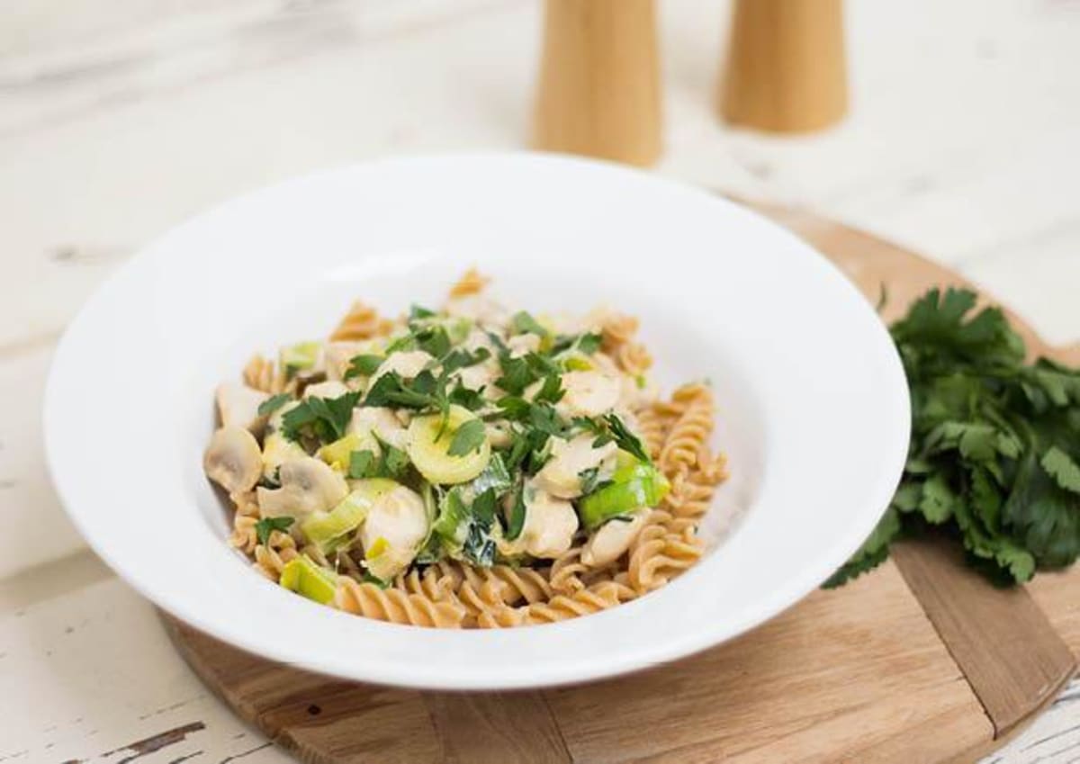 Fusilli met frisse groenten, kipfilet en gruyère