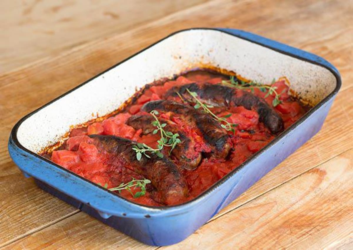 Geroosterde runderworst in tomatensaus met tijm-casarecce en frisse salade