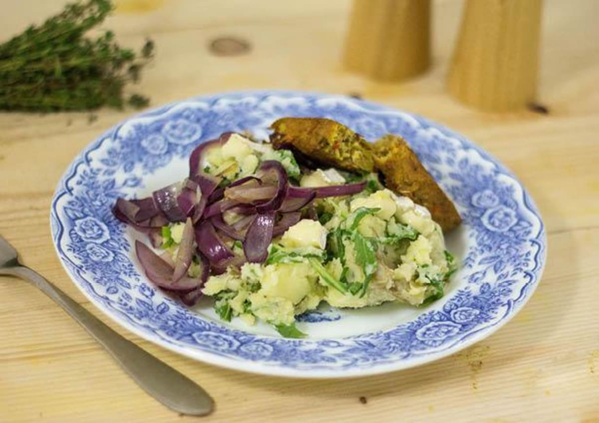 Rucolastamppot met zoete rode ui, brie en een vegetarische burger