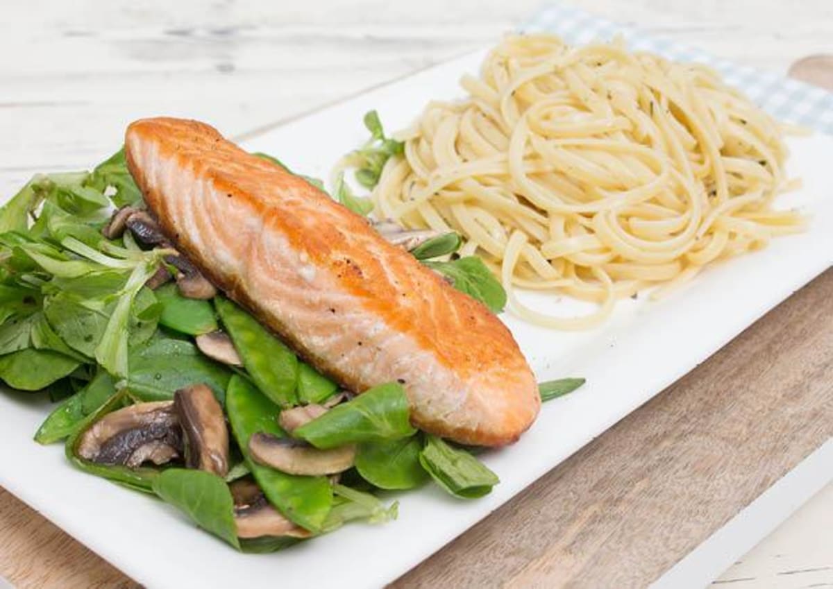 Op de huid gebakken zalmfilet, linguine met basilicum en frisse groenten