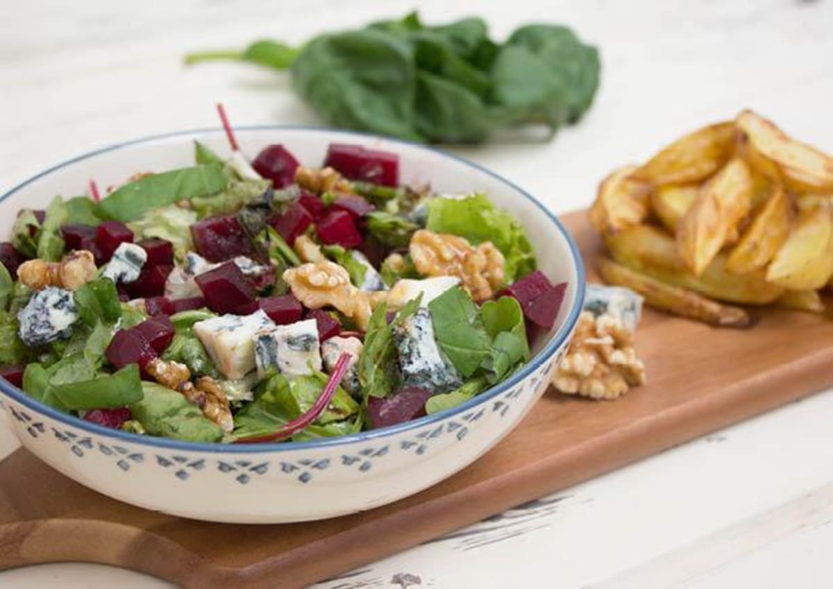 Gemengde salade van bieten, walnoten en blauwe kaas