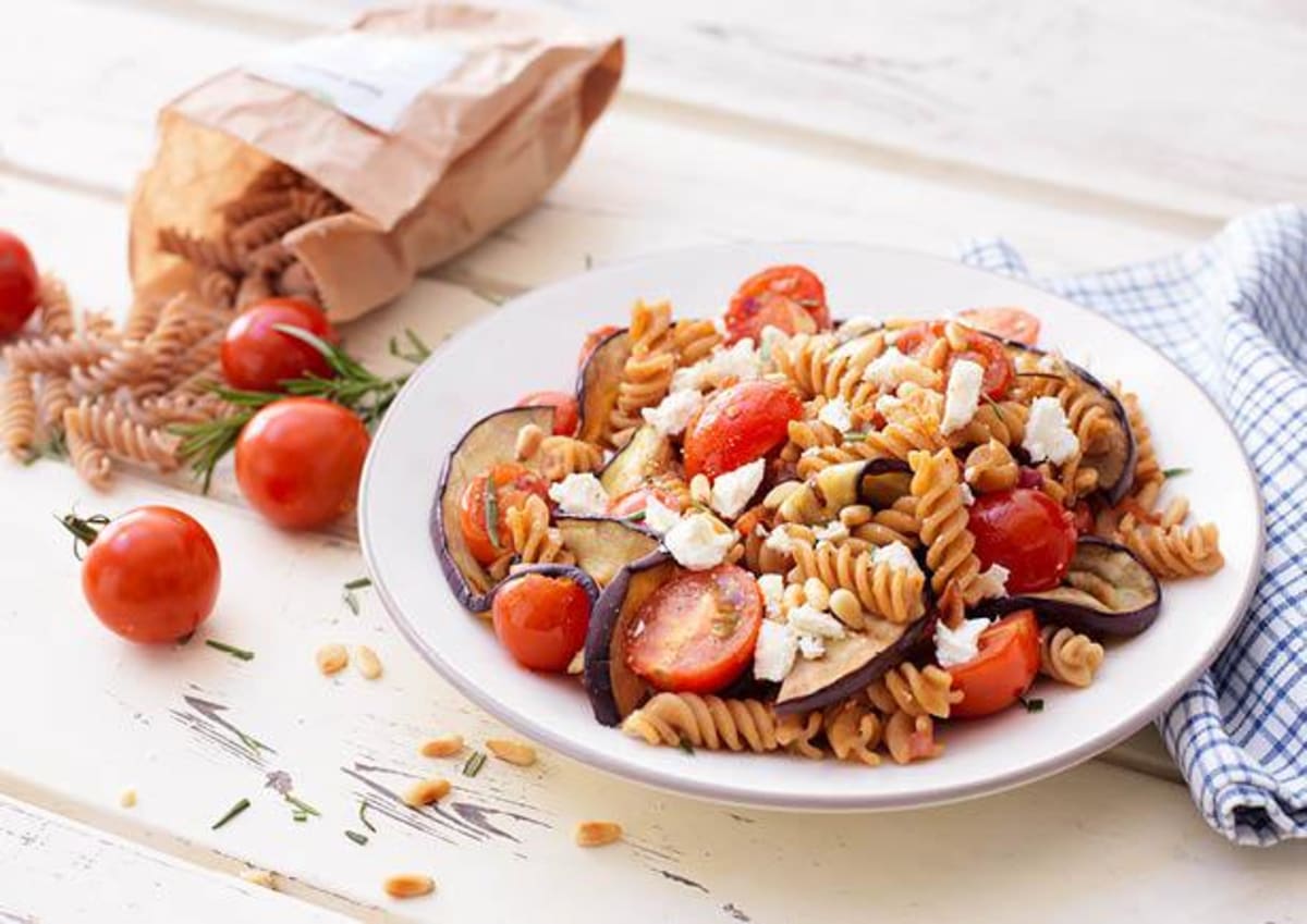 Fusilli met gegrilde aubergine en cherrytomaten, Griekse feta en pijnboompitten