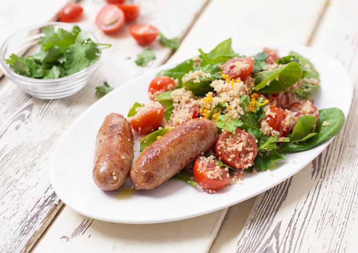 Kip merguez met couscous, sinaasappeldressing en verse koriander