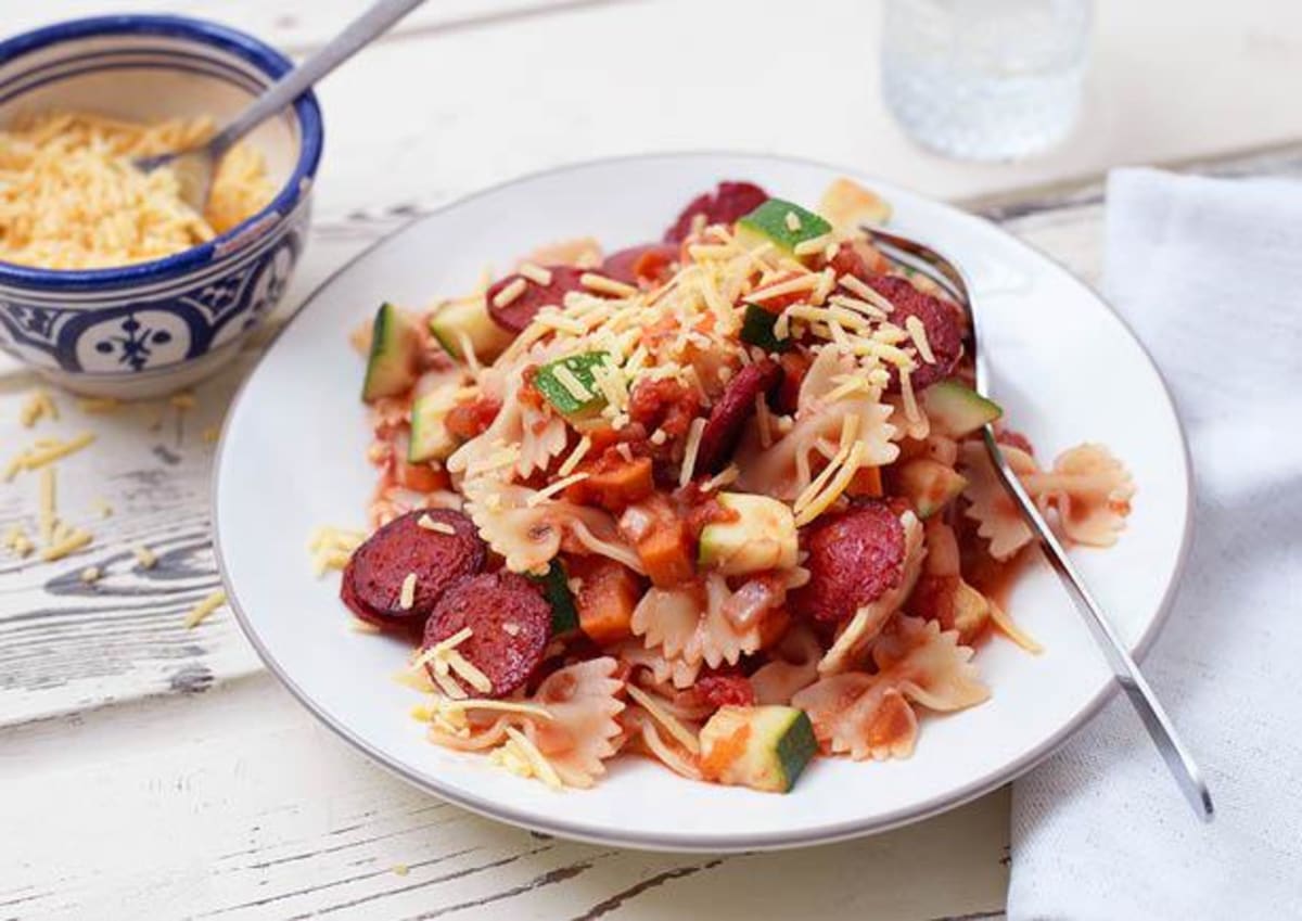 Farfalle met venkel-salami, groenten en oude kaas