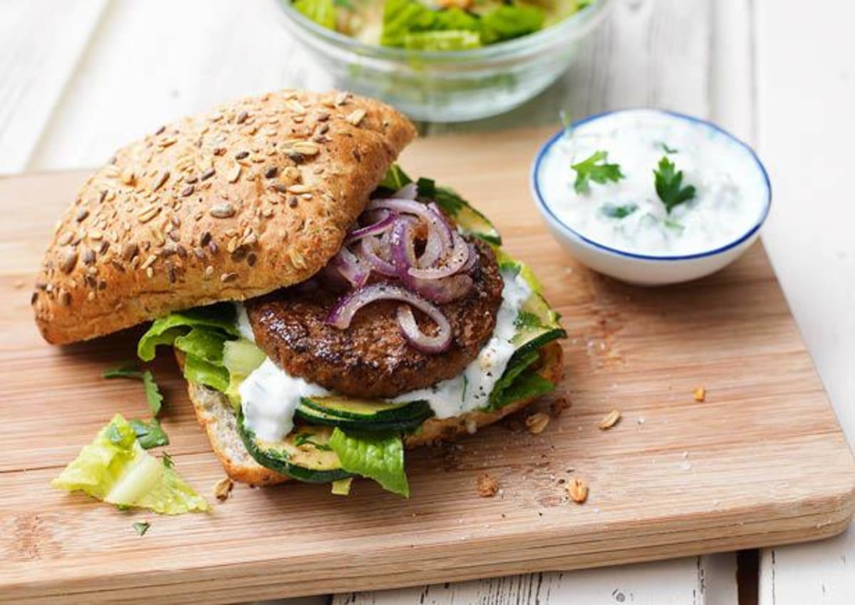 Hamburger met gegrilde groenten, yoghurtsaus en frisse salade