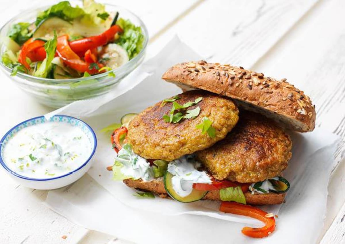 Broodje Boekoeloekoeburger met gegrilde groenten en yoghurtsaus 