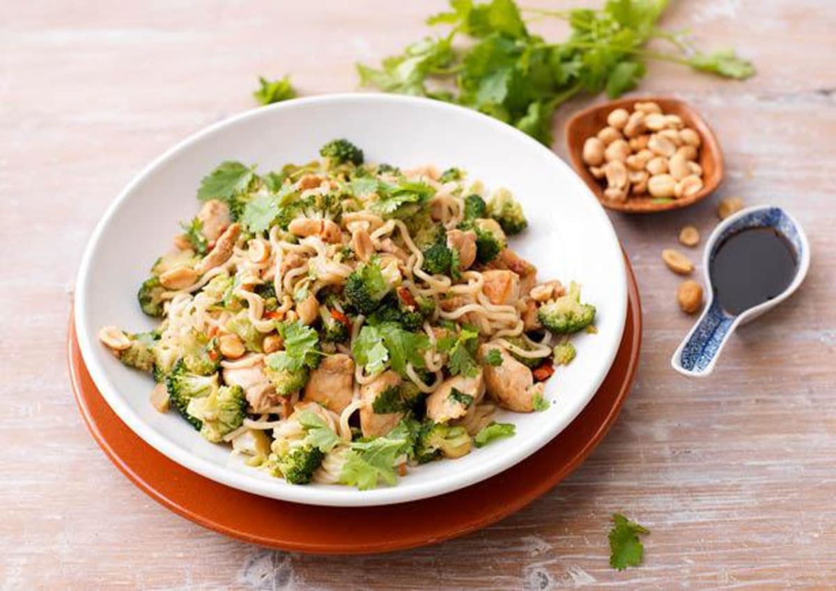 Thaise noedels met kip, broccoli en pinda’s