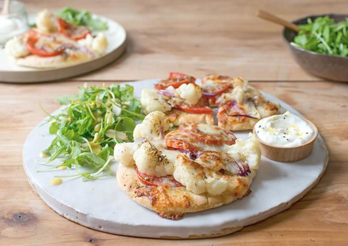 Mediterrane Pita Pizzen  mit gebratenem Blumenkohl