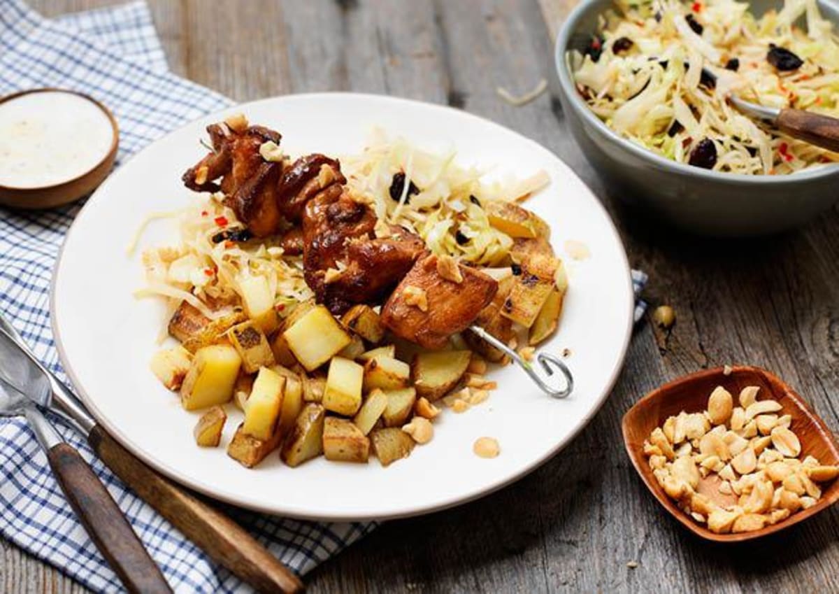 Kipsaté en kool met rozijnen, gebakken aardappelen en pinda’s 