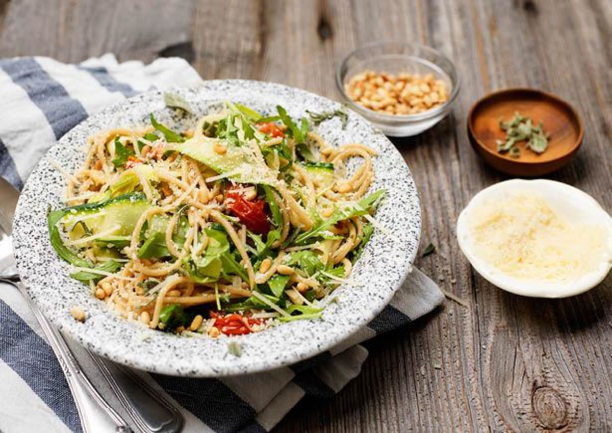 Volkoren spaghetti met courgette en pijnboompitten in salie-knoflookolie