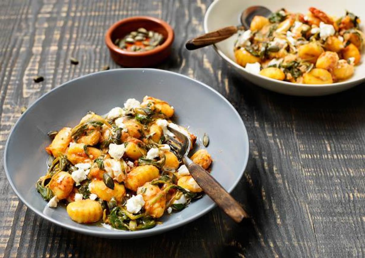 Gnocchi met spinazie-tomatensaus en verse geitenkaas