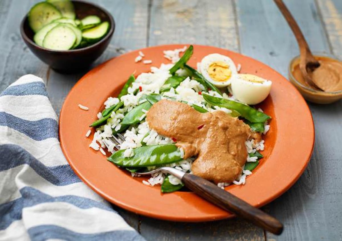 Gado gado met pandanrijst en zoetzure komkommer