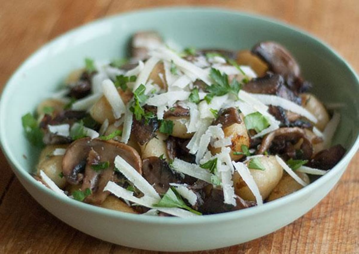 Panfried Gnocchi with Mushroom & Thyme (v)