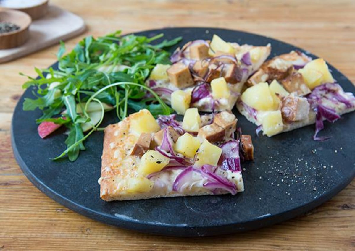 Herzhafte Tiroler Pizza mit Räuchertofu