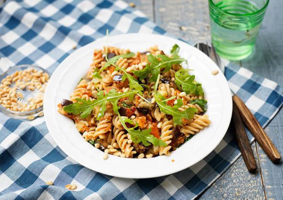 Fusilli integrale met groenten, rode pesto en pijnboompitten