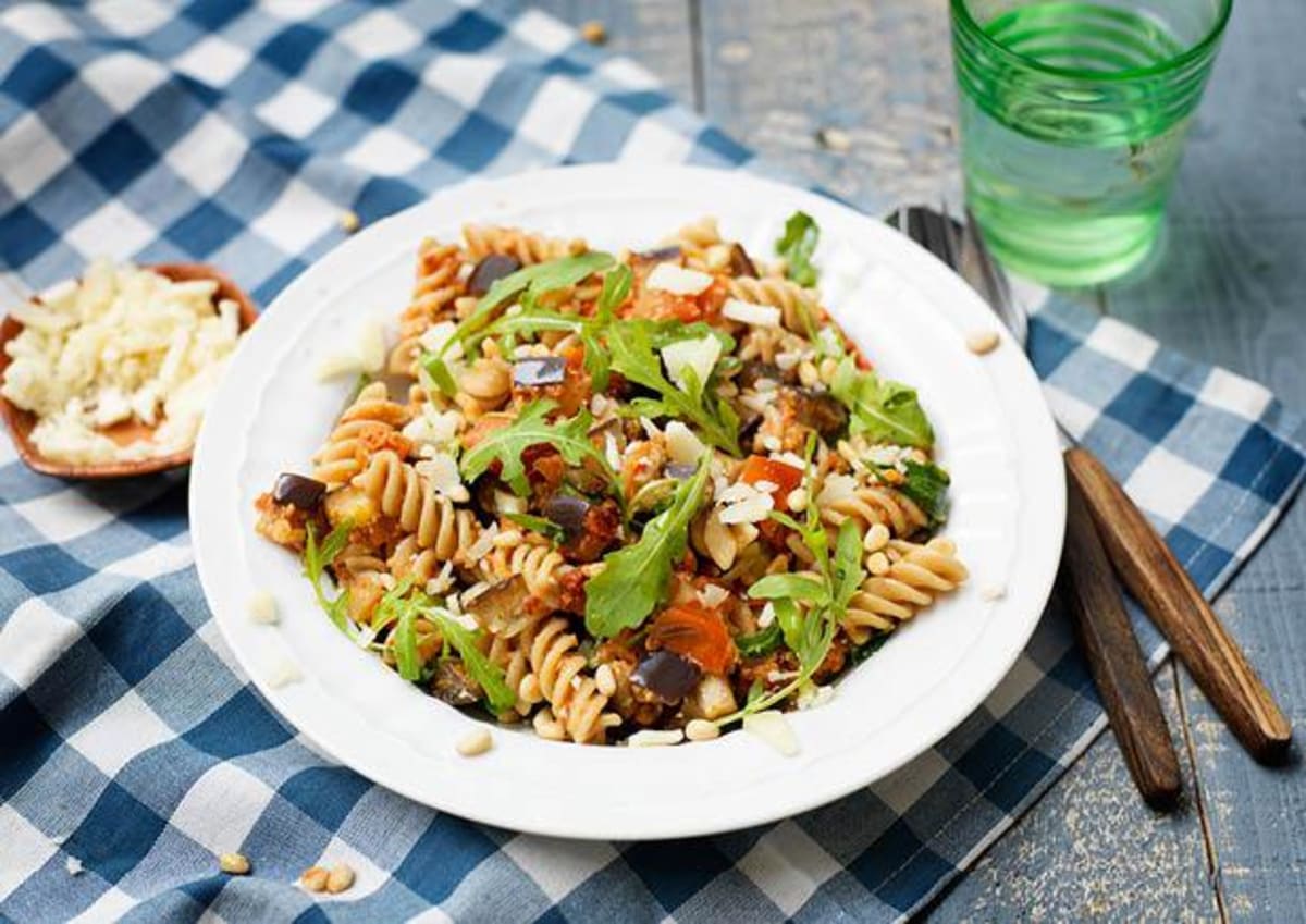 Fusilli integrale met groenten, rode pesto en grana padano