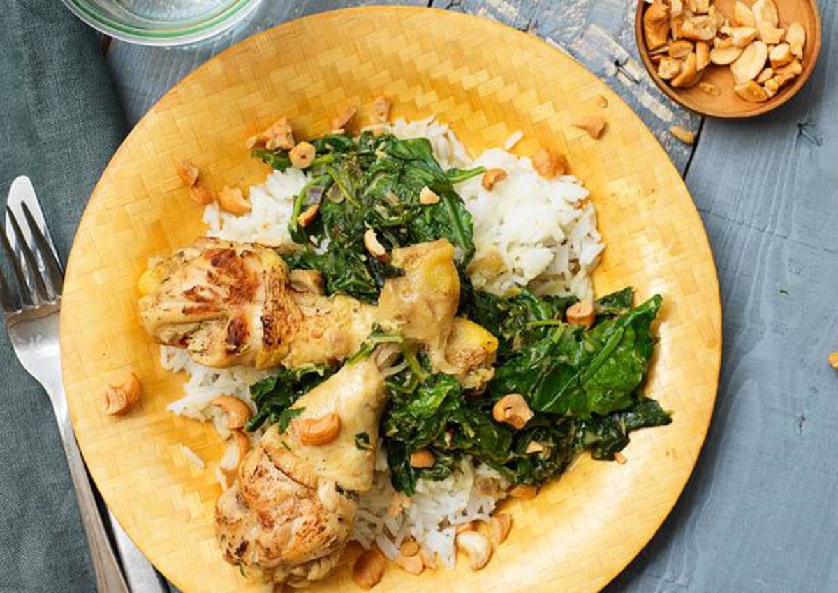 Groene spinazie-curry met kipdrumsticks en cashewnoten