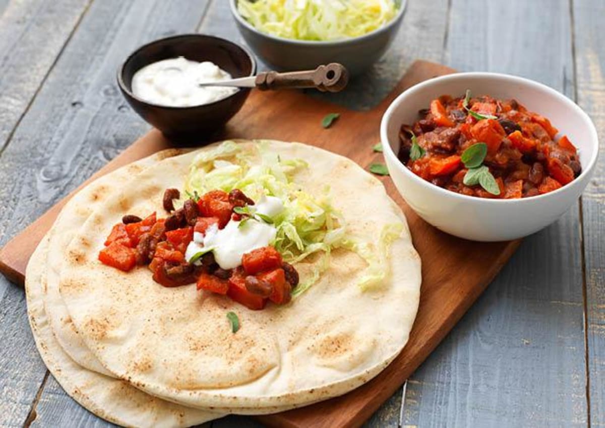 Libanees platbrood met kidneybonen, frisse salade en Turkse yoghurt