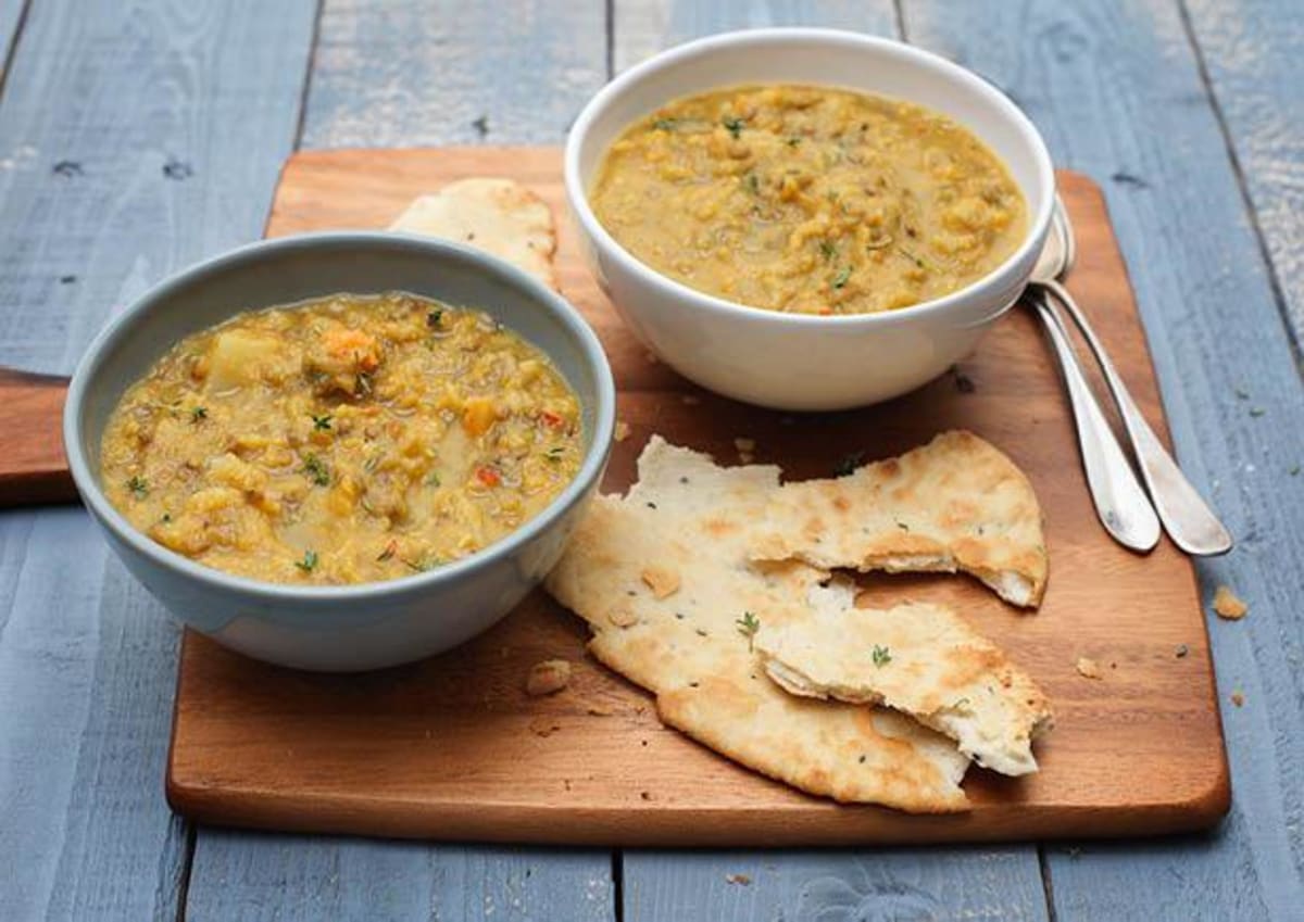 Zoete aardappel-dahl met naanbrood