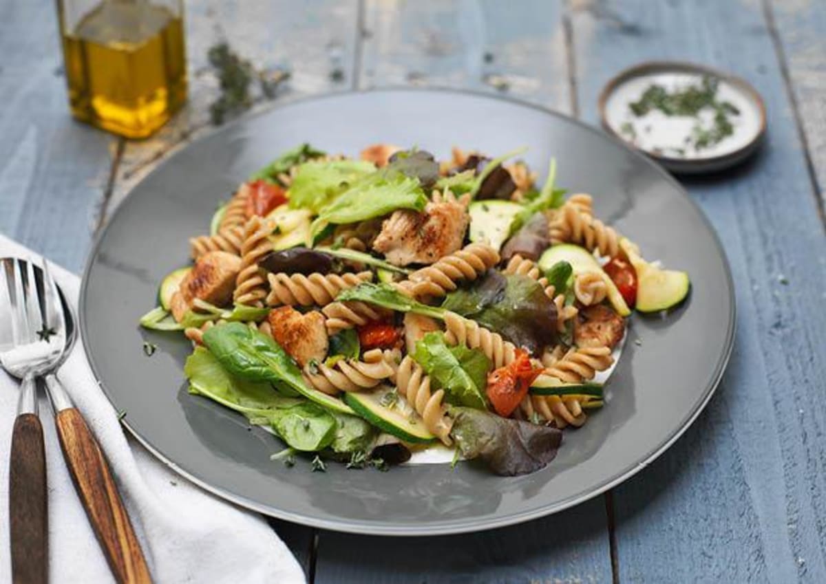 Lauwwarme pastasalade met kipfilet, zongedroodgde tomaten en mesclun