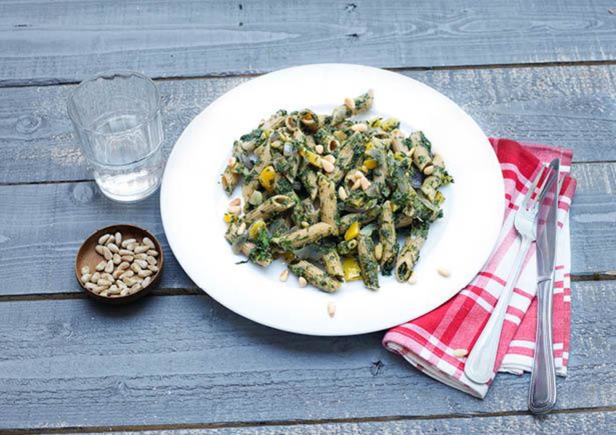 Pasta met groene pesto, spinazie en bladpeterselie