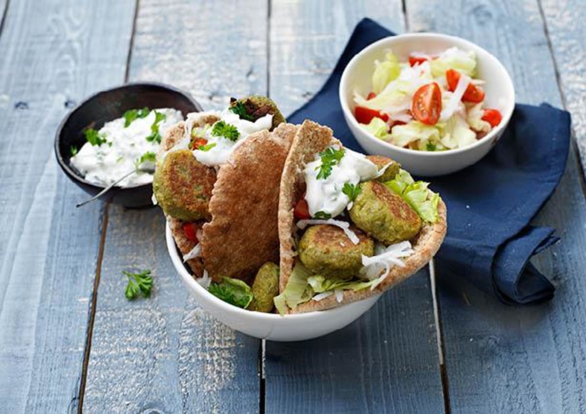 Volkoren pitabrood met falafel, Turkse yoghurt en salade met rettich