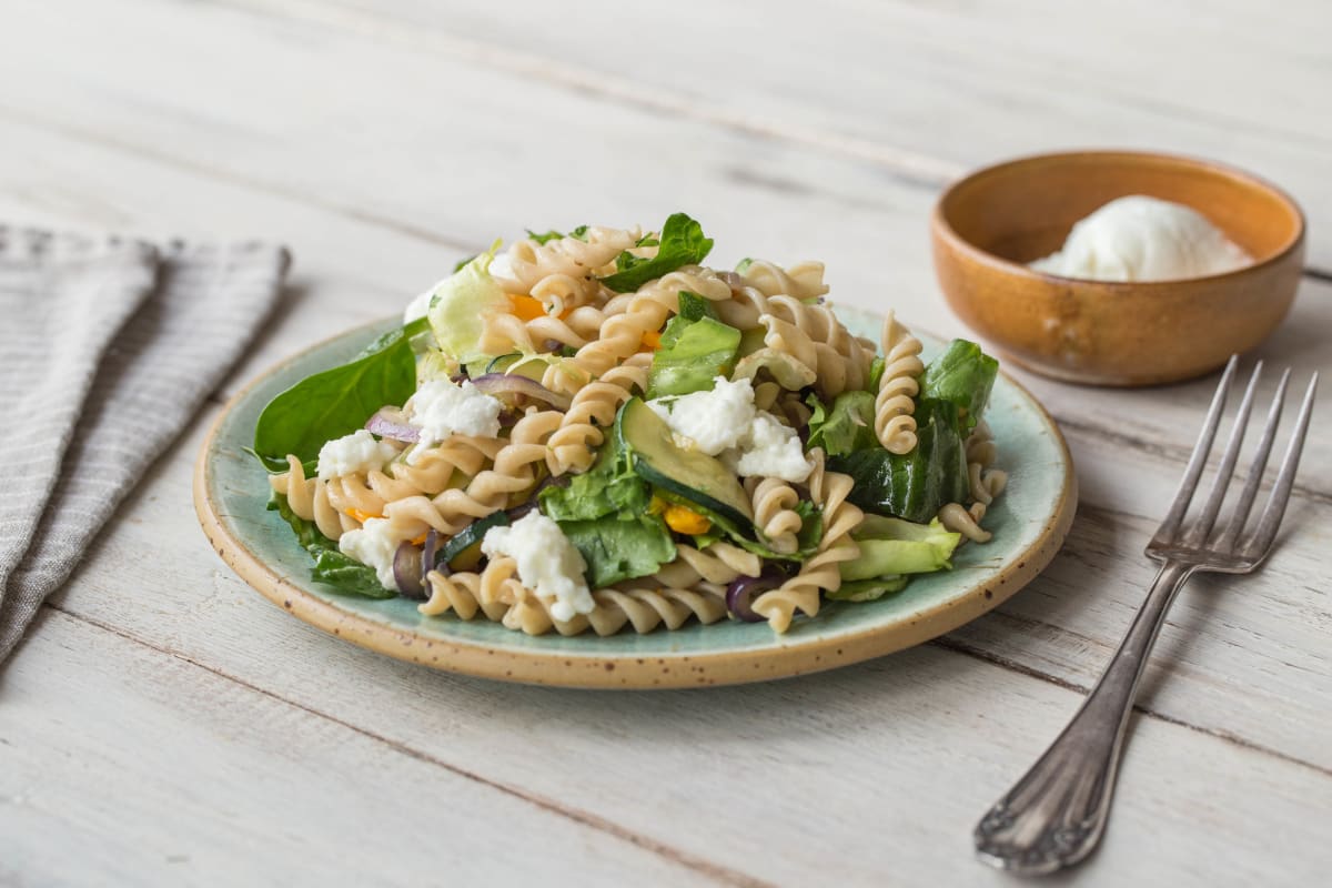 Pastasalade met semi-zongedroogde gele tomaten en buffelmozzarella