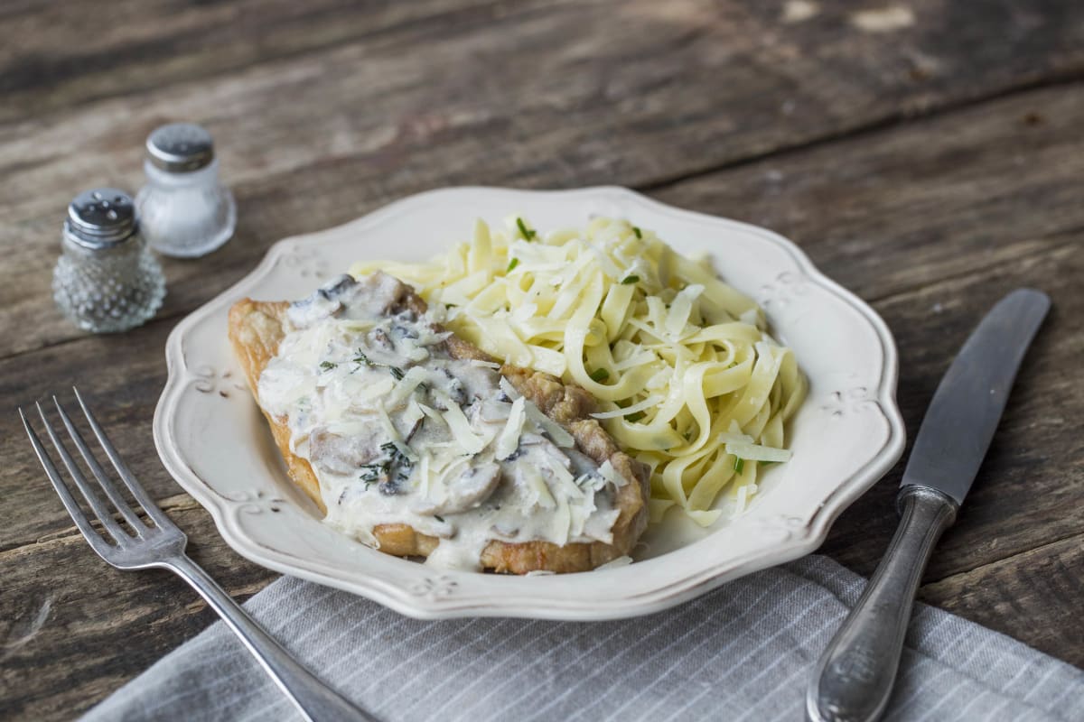 Schnitzel natur an Champignon-Crème-fraîche-Soße