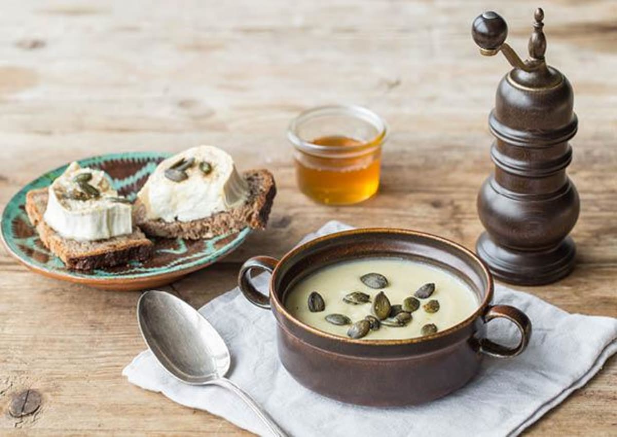 Bloemkoolsoep en volkoren notenbrood met geitenkaas uit de oven