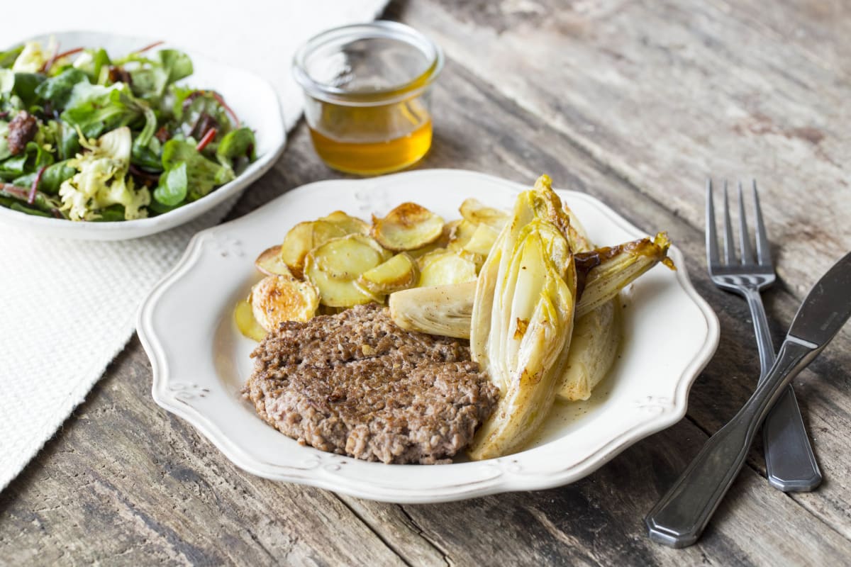 Rundertartaar met gekarameliseerde witlof, nicola aardappelen en frisse salade