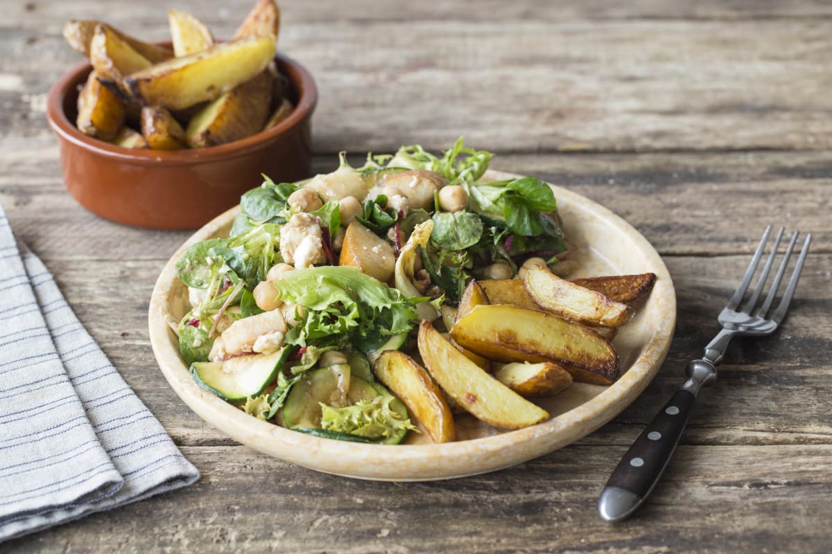 Salade van gegrilde courgette, geitenkaas en peer met kikkererwten