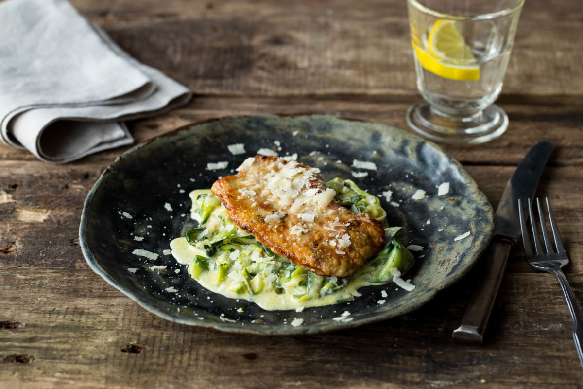 Schnitzel „natur‘“ auf Zucchinitagliatelle