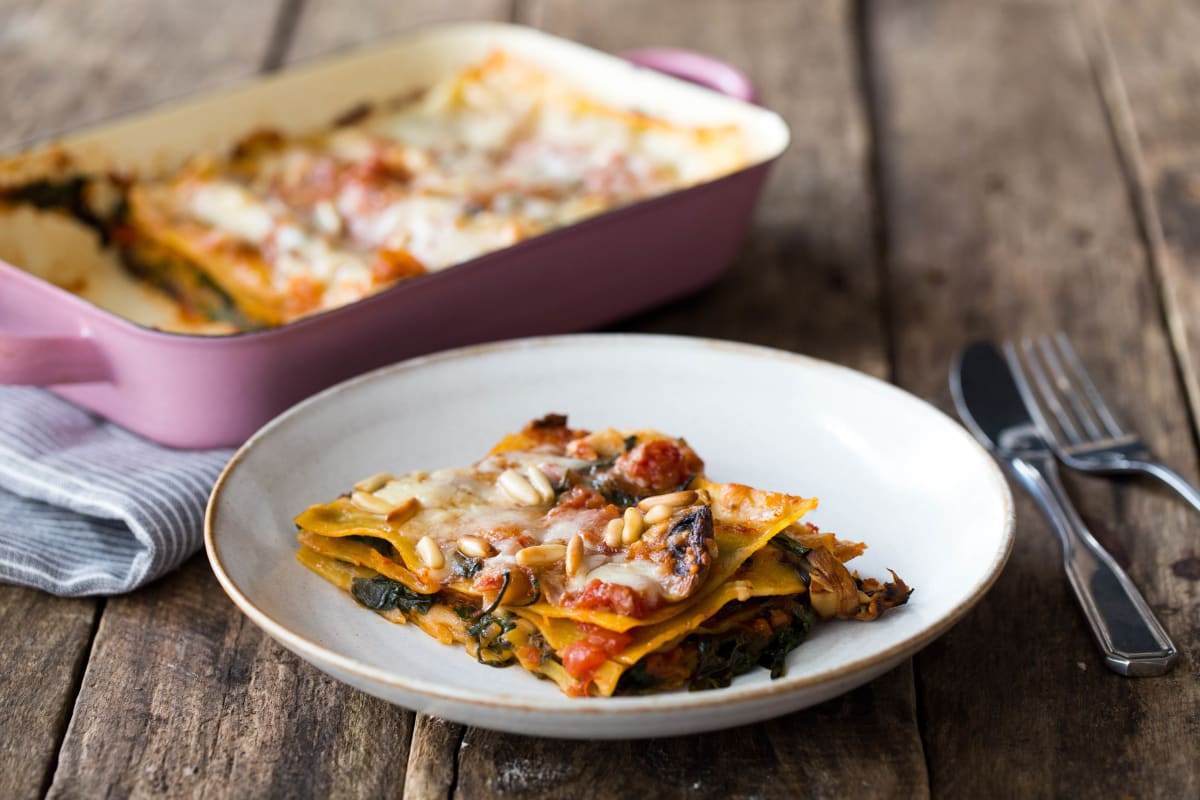 Lasagne met provolone en pijnboompitten