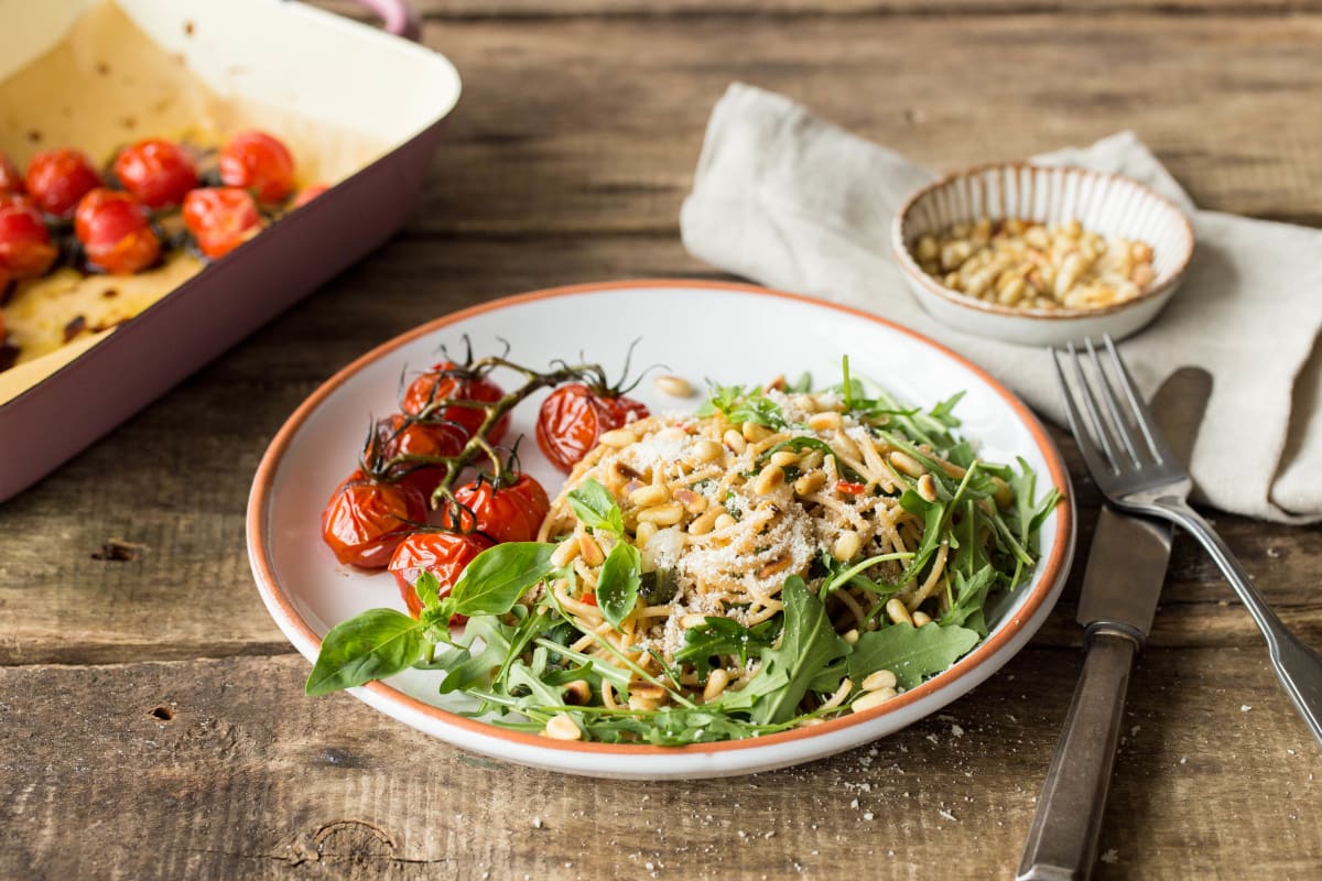 Spaghetti aglio olio met grana padano en pijnboompitten