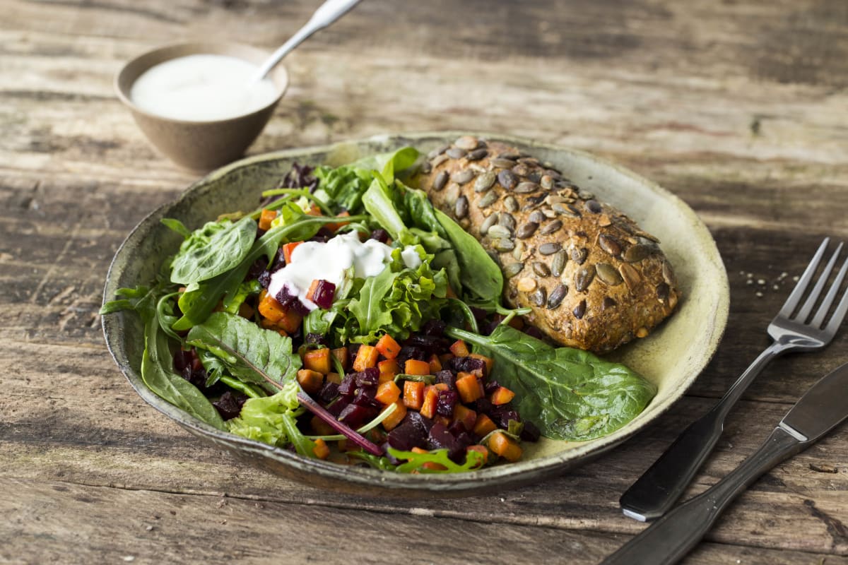 Salade van gegrilde bataat en rode biet met yoghurt