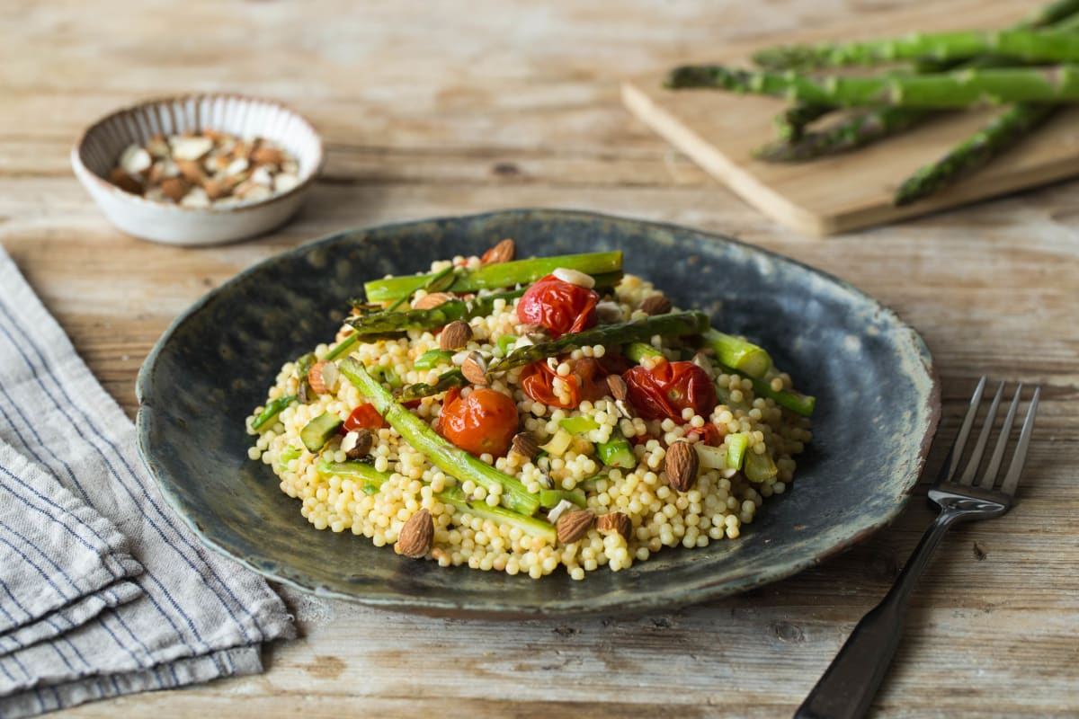 Parelcouscous met gegrilde asperges, cherrytomaten en amandelen