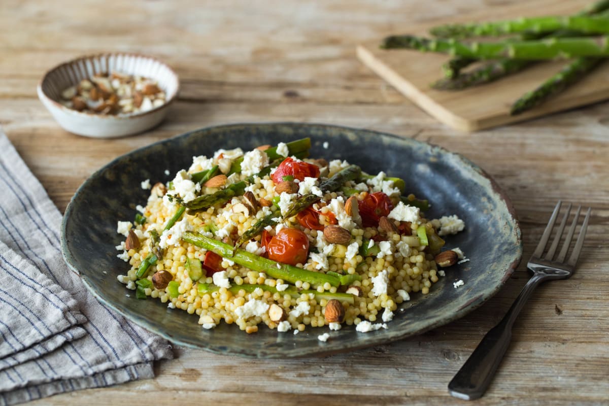 Parelcouscous met gegrilde asperges, cherrytomaten en feta