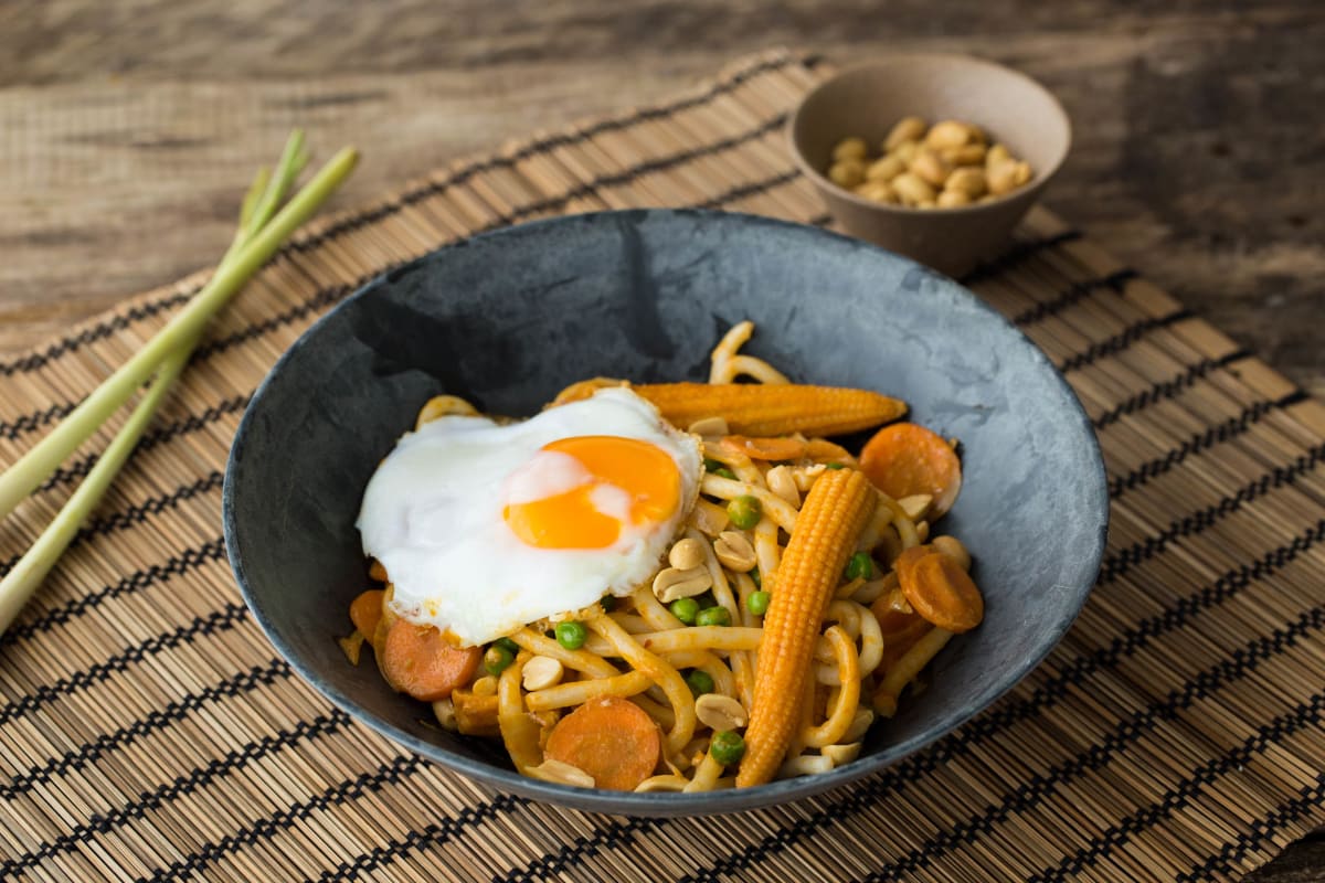 Romige rode curry met minigroenten, ei en citroengras