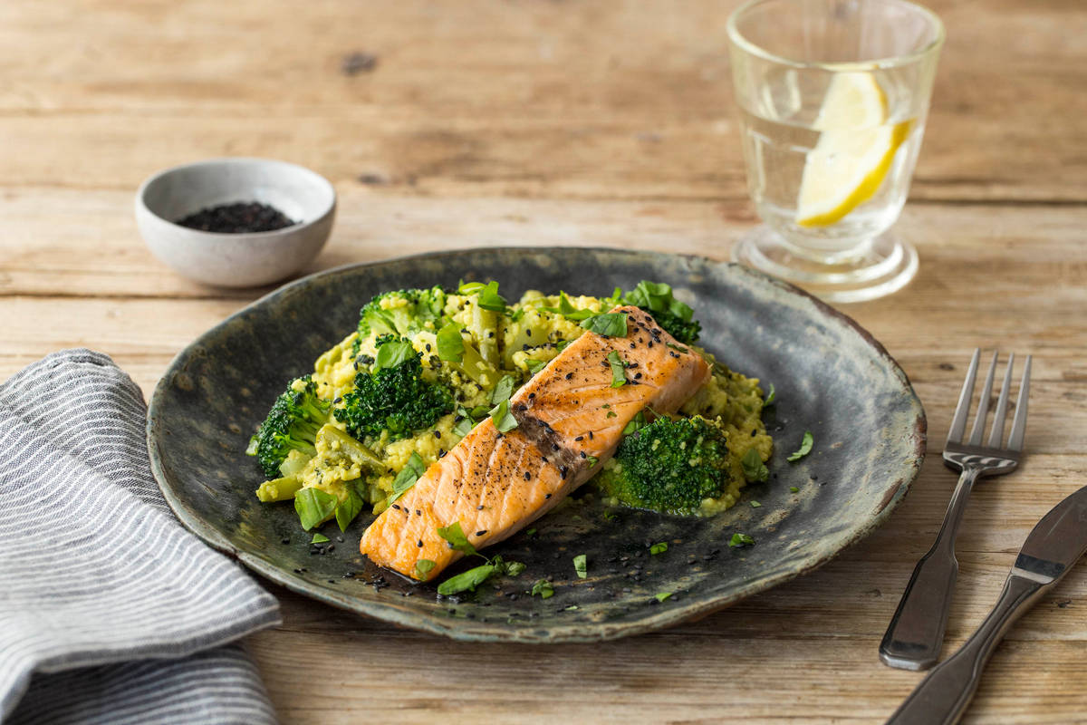 Zalmfilet met frisse couscous, zwart sesamzaad en verse ...