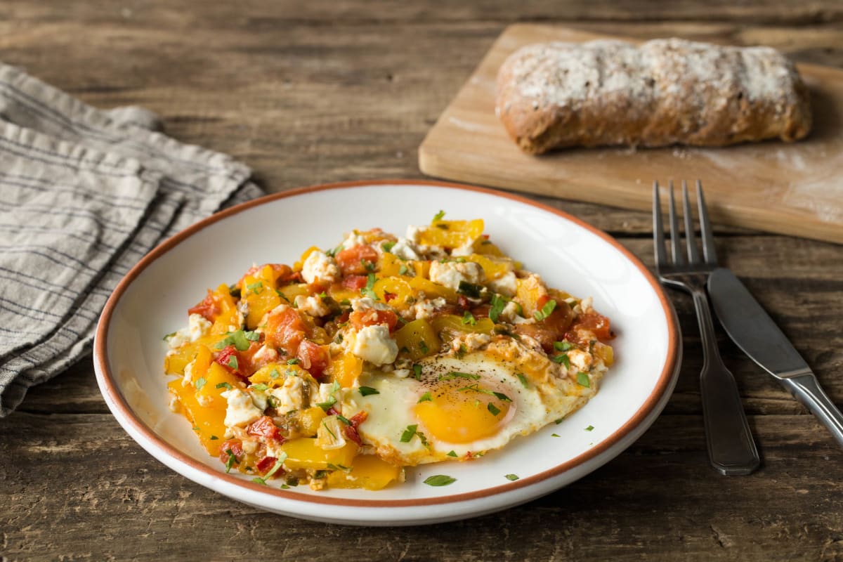 Traditionele shakshuka met ei en feta