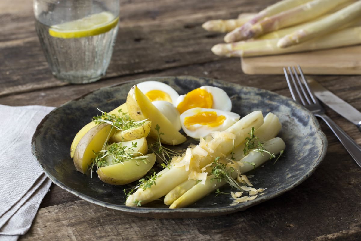 Witte asperges met zachtgekookt ei, boeren stolwijker kaas en cress