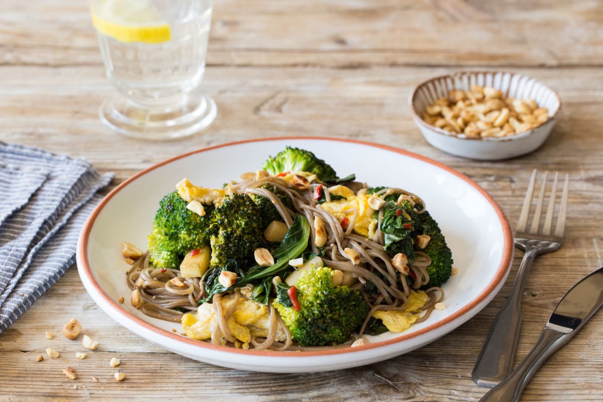 Pad thai met choisam, broccoli, ei en pinda’s