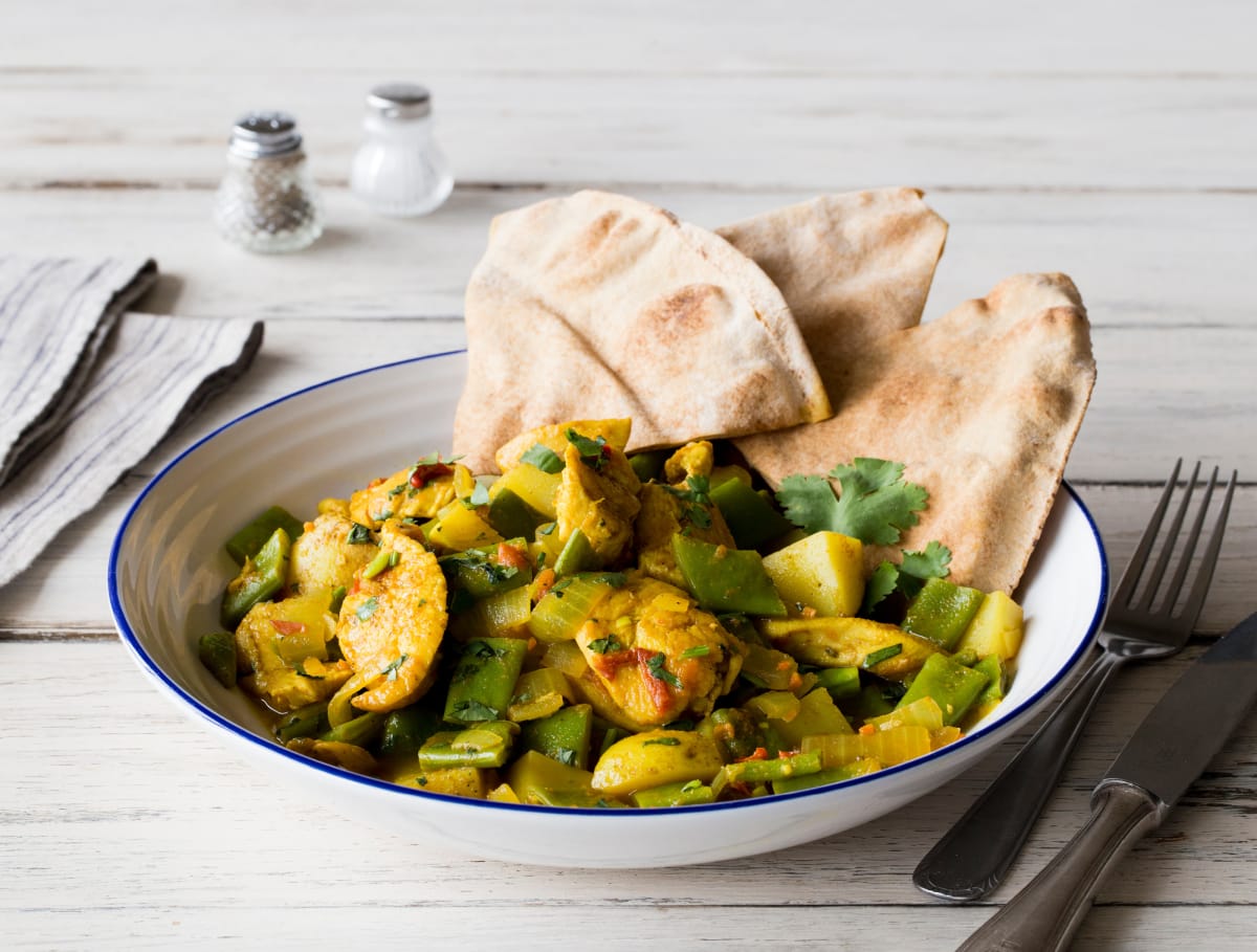 Roti met kruidige kippendijfilet en groenten