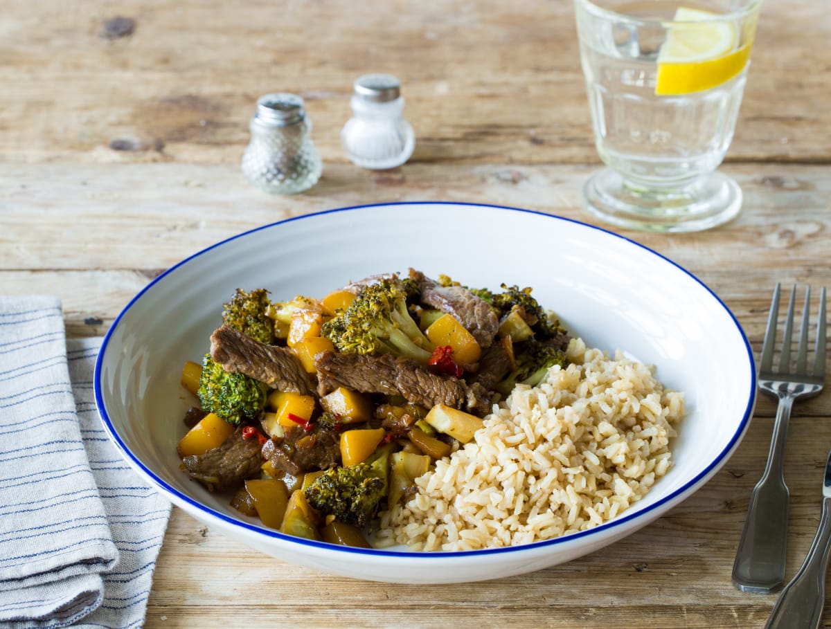 Boterrijst met kogelbiefstukreepjes, mango en broccoli