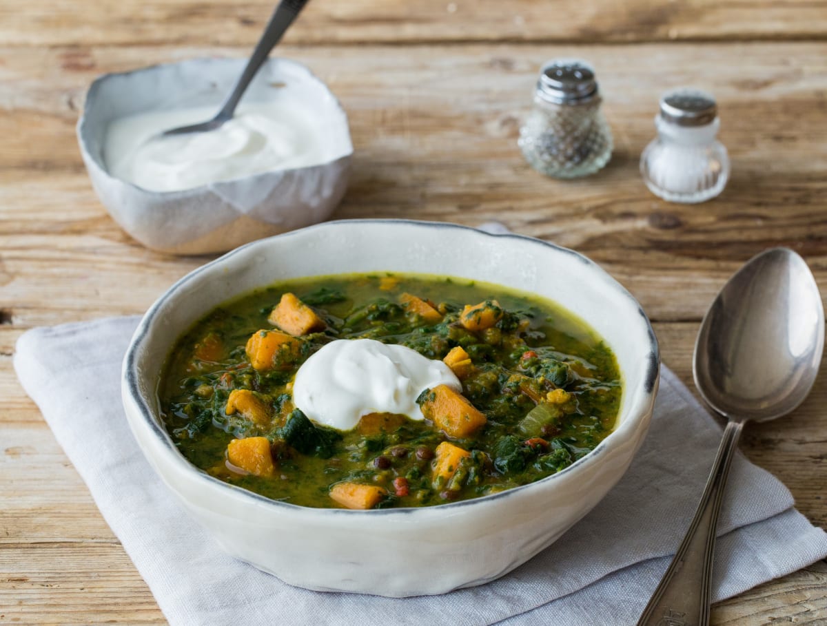 Kruidige dahl met spinazie, bataat en yoghurt