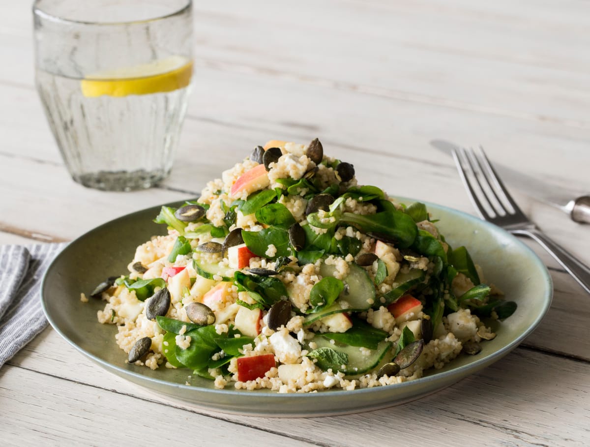 Lentesalade met couscous, appel, geitenkaas en pompoenpitten