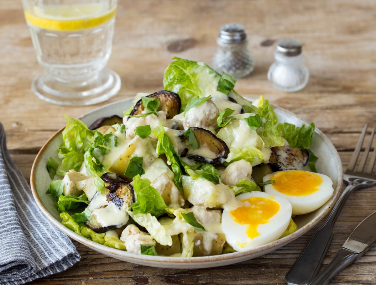 Salade met gebakken kip, gegrilde aubergine en frisse kaasdressing