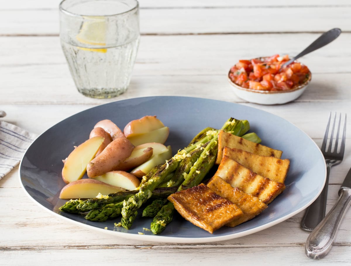 Gerookte tofu met groene asperges en tomatensalsa